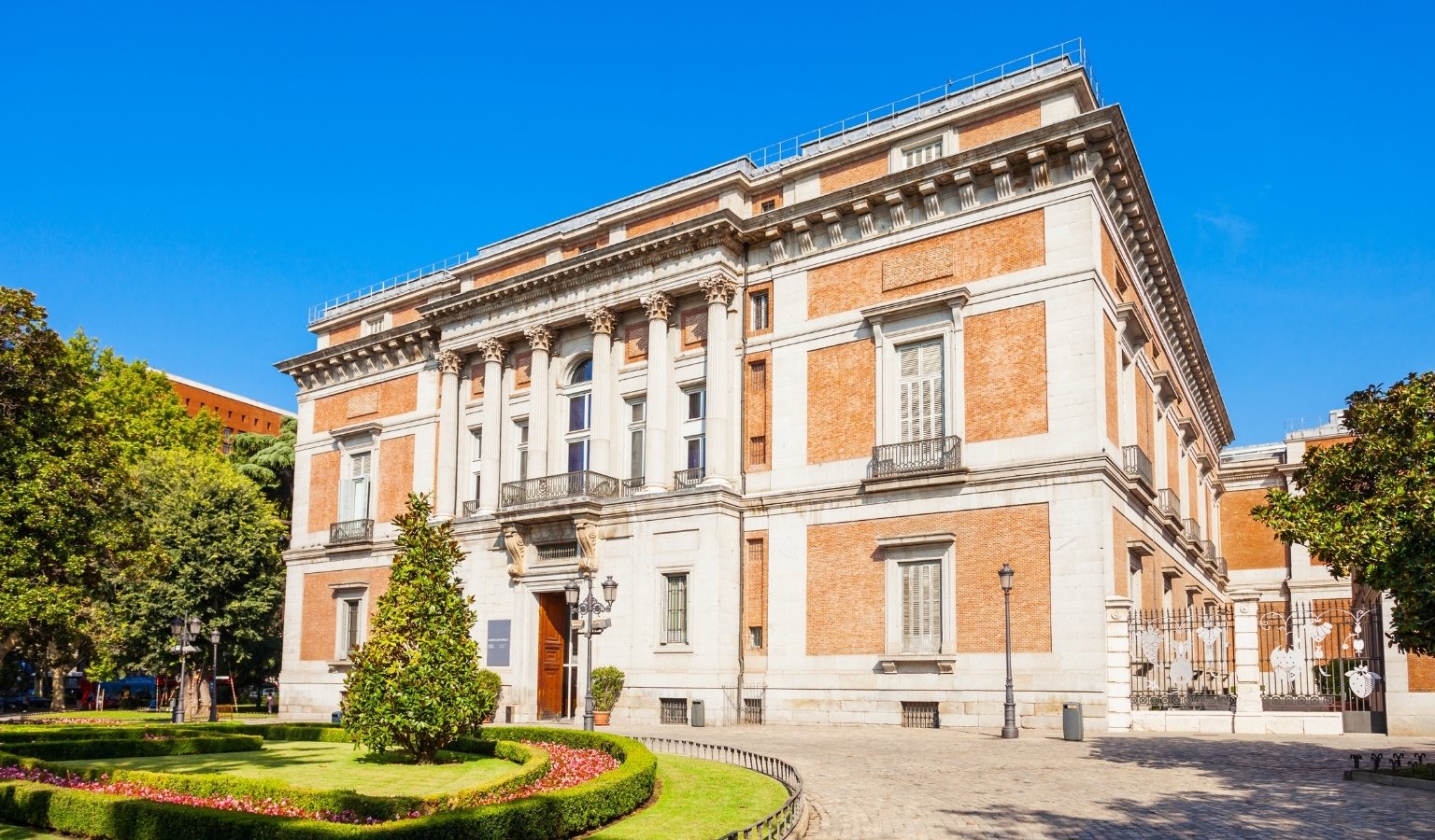 The accessible entrance to the Prado Museum, called Puerta de los Jerónimos, with step-free access for visitors.